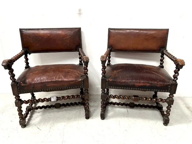 Paire de fauteuils de style Louis XIII en chene massif XX siècle