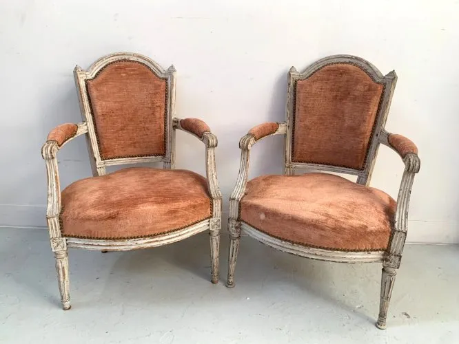 Paire de fauteuils de style Louis XVI en hetre patiné XIX siècle