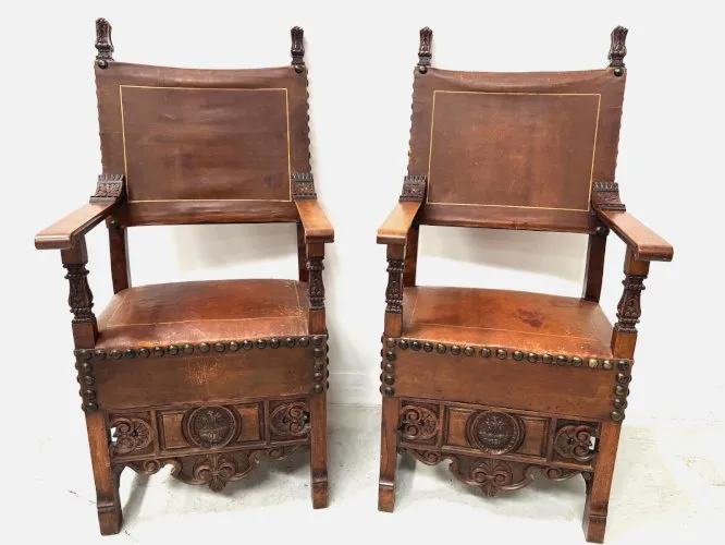 Paire de fauteuils de style Renaissance en noyer XX siècle