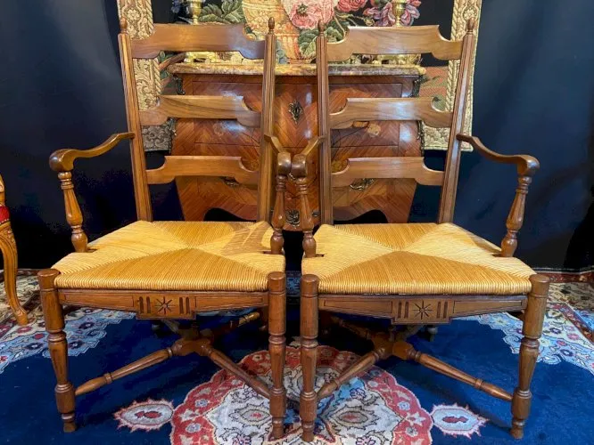 Paire de fauteuils en noyer massif de style provençal Provence