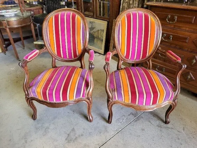PAIRE DE FAUTEUILS LOUIS PHILIPPE MEDAILLON EN NOYER DU XIX ème SIECLE