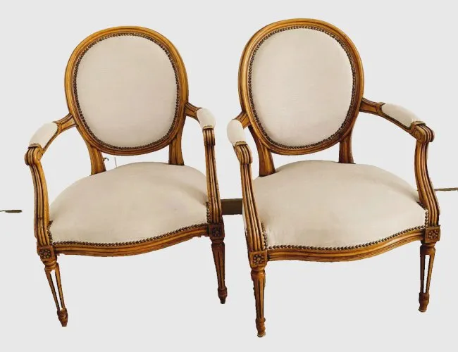 Paire de fauteuils médaillo de style Louis XVIen hetre teinté XX siècle