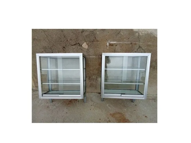 Paire de petites vitrines. idéal pour l'agencement d'une boutique ou un collectionneur