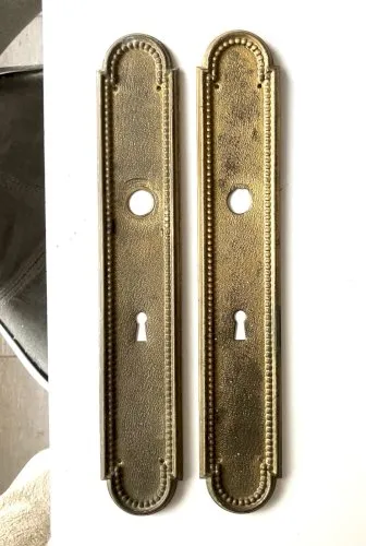 paire de plaques de proprete en laiton repousse style Louis XVI