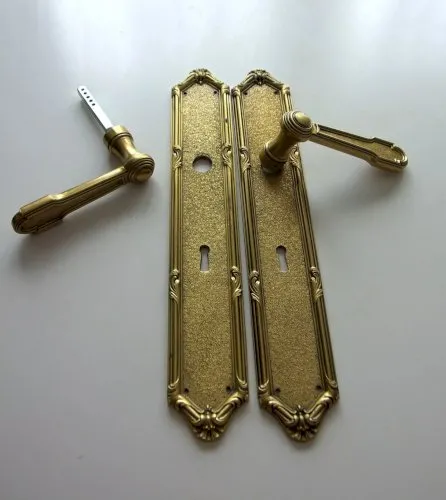 paire de plaques de propreté et poignees de porte bequilles en bronze