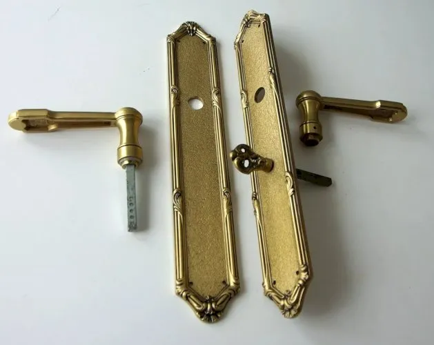 paire de plaques de propreté et poignees porte bequilles en bronze avec verrou