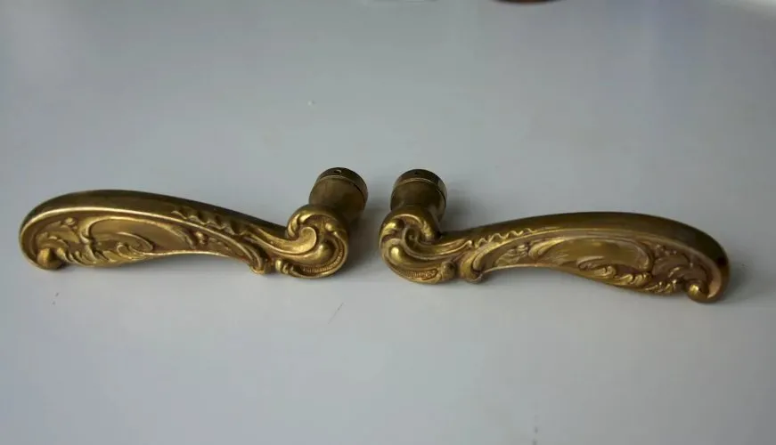 paire de poignee de porte bequilles en bronze dore style louis XV rocaille