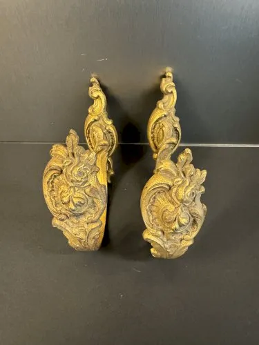 Paire de porte- embrasse en bronze doré, signée et numérotée