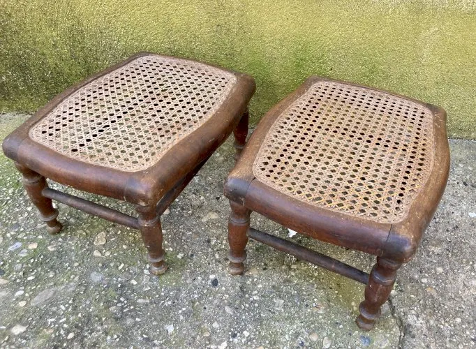 Paire de repose pieds anciens - bois et cannage ou tabourets enfant