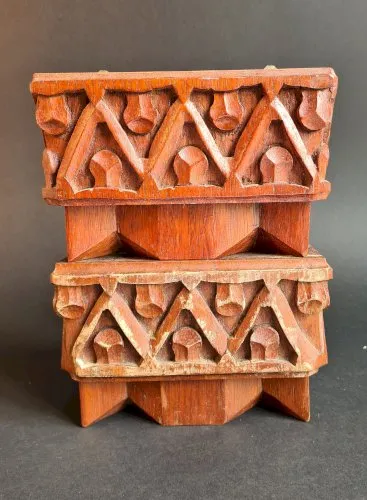 Paire de Sellettes, étagère ou équerre géométrique en bois sculpté