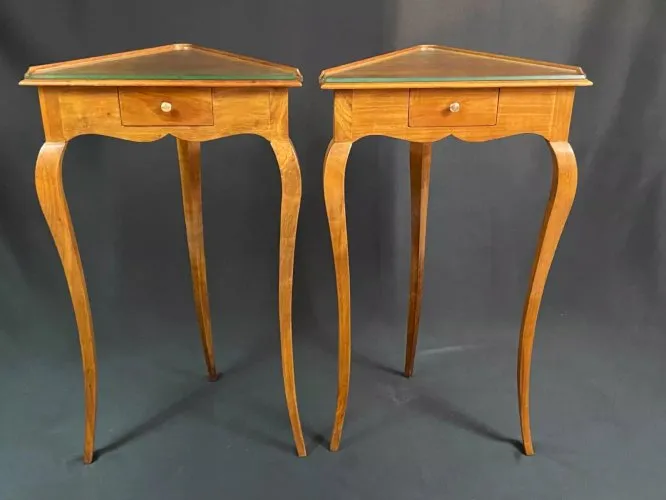 Paire de tables dangle encoignure avec tiroir merisier blond style Louis XV
