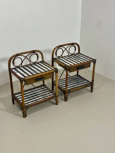 Paire de tables de chevet en rotin et damier noir et blanc, années 70