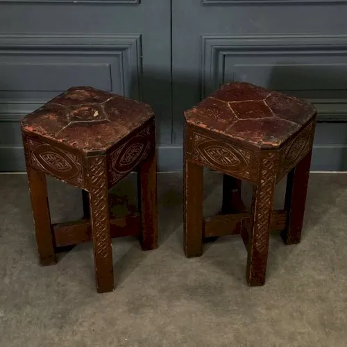 Paire de tabourets orientaux recouverts de cuir milieu XXe bois gravé L8343