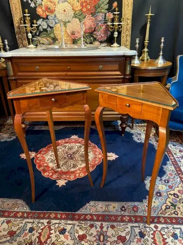 Paire tables d'appoint guéridons d'angle encoignure noyer blond massif Louis XV