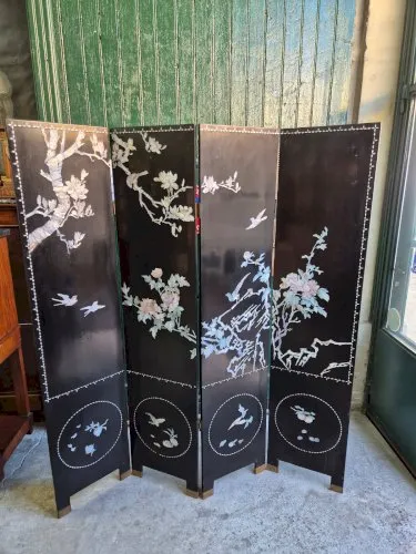 PARAVENT ASIATIQUE EN LAQUE NOIR ET NACRE
