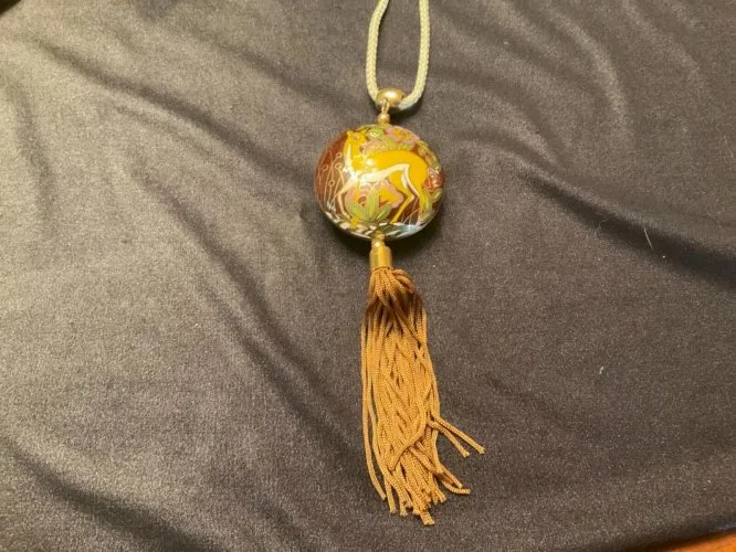 Pendentif vintage en métal doré émaux cloisonnés biche sur fond marron