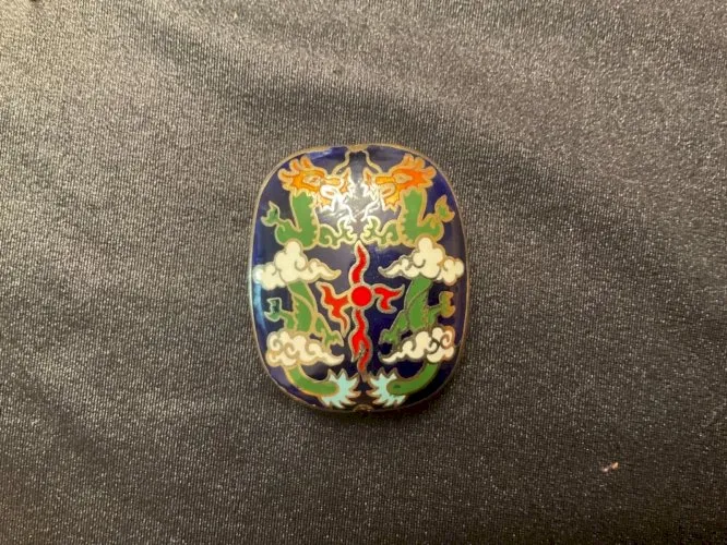 Pendentif vintage en métal doré émaux cloisonnés dragon sur fond bleu