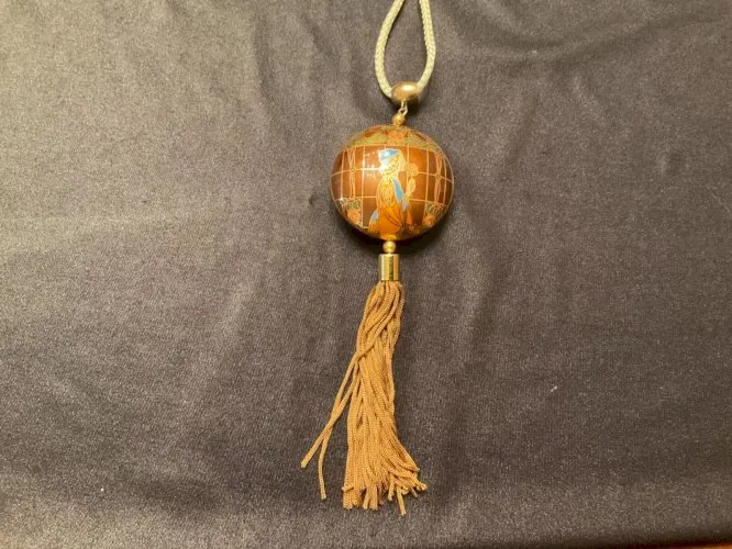 Pendentif vintage en métal doré émaux cloisonnés femme et fleurs