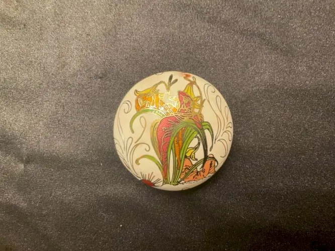 Pendentif vintage en métal doré émaux cloisonnés fleurs sur fond blanc