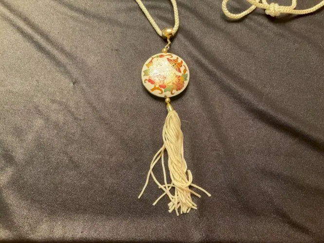 Pendentif vintage en métal doré émaux cloisonnés papillons et fleurs