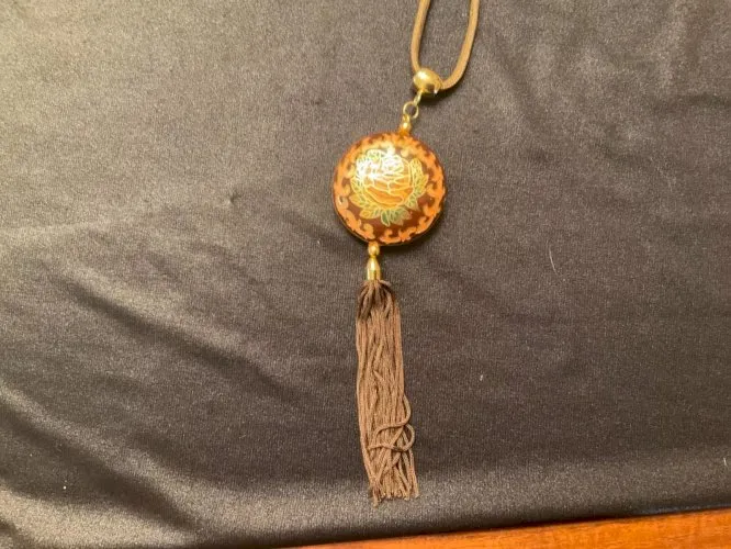 Pendentif vintage en métal doré émaux cloisonnés rose sur fond marron