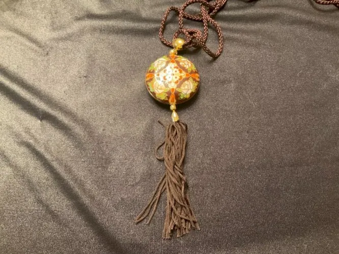 Pendentif vintage en métal doré émaux cloisonnés roses rose