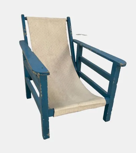 Petit fauteuil relex pour enfant en bois peint XX siècle