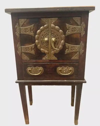 Petit meuble a deux portes a décor de bronze XX siècle