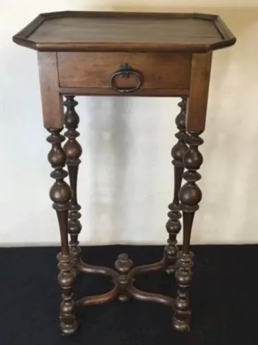 petit meuble d appoint cabaret ouvrent par un tiroirs style Louis XIII