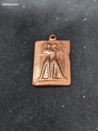Petit pendentif en cuivre style grecques ou egyptien en bon etat