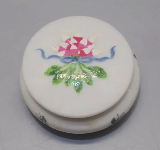 - PETITE BOITE A PILULES PORCELAINE FLEURS PAPILLONS peint Main SOPHIE PEROT  D