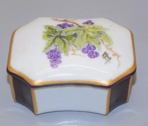 - PETITE BOITE A PILULES PORCELAINE Grappes raisin peint Main Marie MERCIER  D