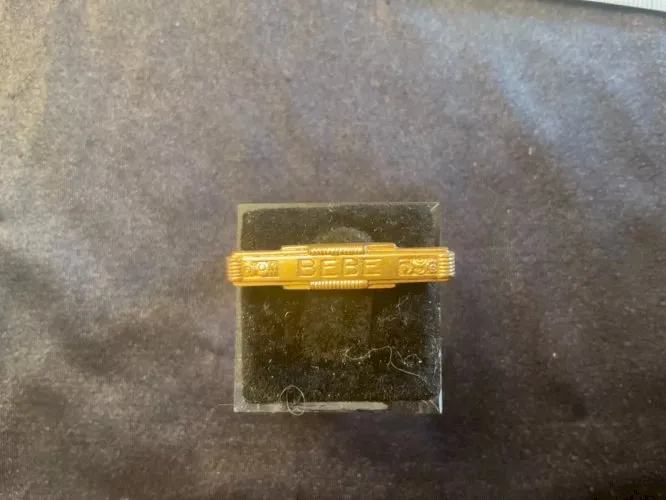 Petite broche de baptême plaqué or avec inscription (bébé)