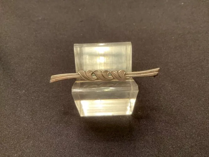 Petite broche en argent décor arabesque