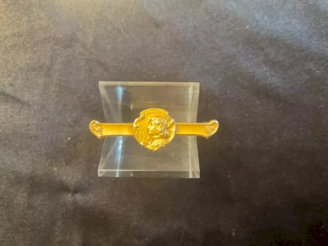 Petite broche plaqué or décor Jeanne d’arc