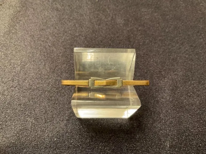 Petite broche plaqué or noeud doré et argenté