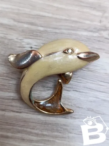 petite broche vintage en forme de dauphin en bon etat