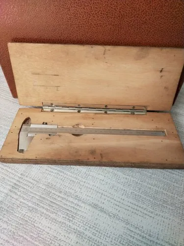 Pied à coulisse ancien + boîte