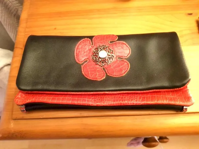 Pochette cuir noir et rouge création Sybille Ritter von Marx