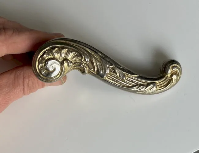 poignee de porte bequille en metal style louis XV rocaille marque Styldecor