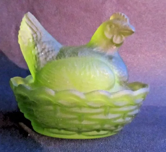 Poule sur son nid, boite en verre ou pâte de verre vert mousse, salière ou autre