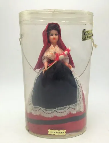 poupée folklorique ancienne Pyrénées en boite