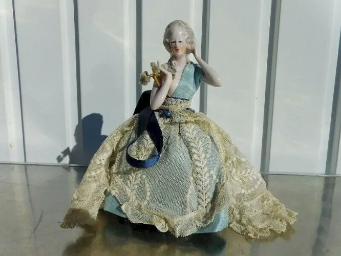 POUPEE HABILLEE AVEC UN BUSTE EN PORCELAINE EN BOITE