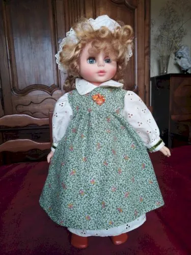 Poupée toyse en plastique dur hauteur 48 cm