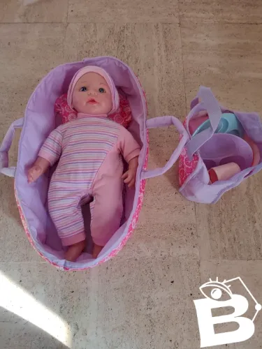 poupon avec couffin et une quinzaine daccessoires