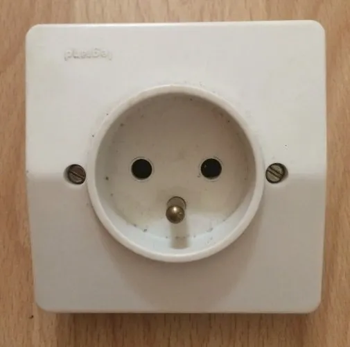 prise legrand neptune 2 2P avec terre occasion (blanc)