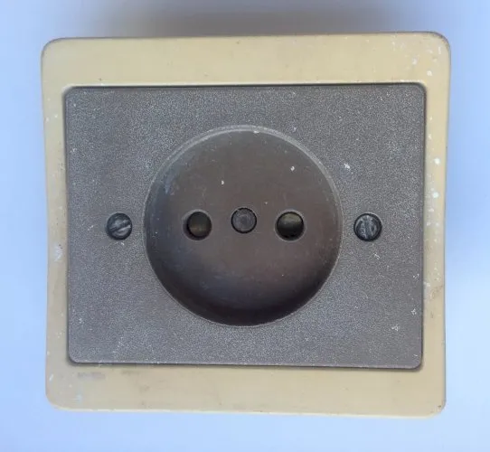 prise murale 2p sans terre Alombard Trocadero (3)