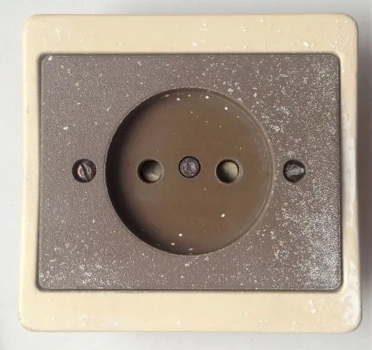 prise murale 2p sans terre Alombard Trocadero