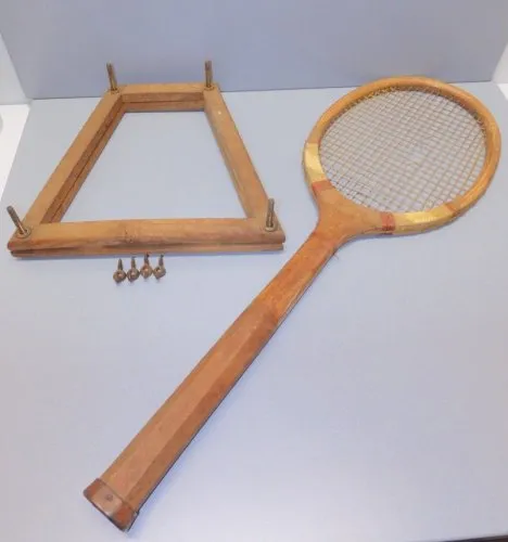 - RAQUETTE de TENNIS DANS SA PRESSE MANCHE BOIS marqué PETIT SPORT LIMOGES  D