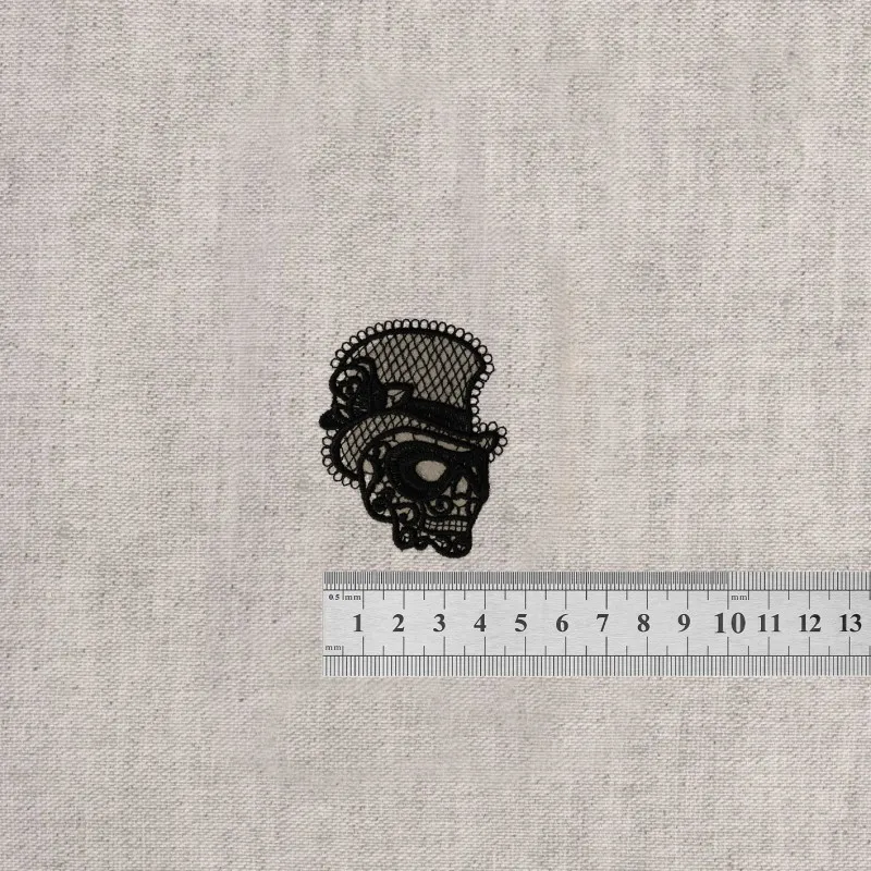 S ecusson en dentelle - Tête de mort noire
